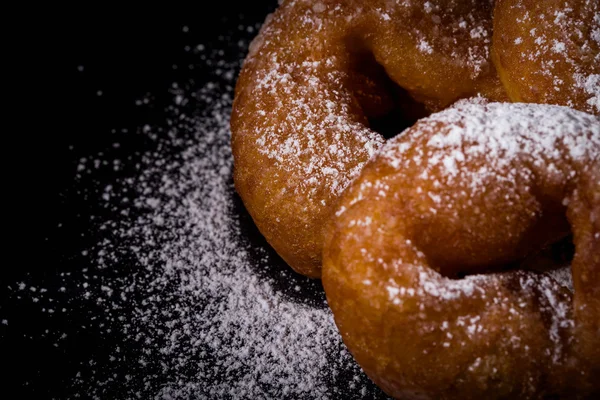Розбризкування цукрового порошку на пончику — стокове фото