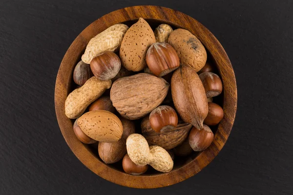 Смешанные орехи в ракушках в миске — стоковое фото