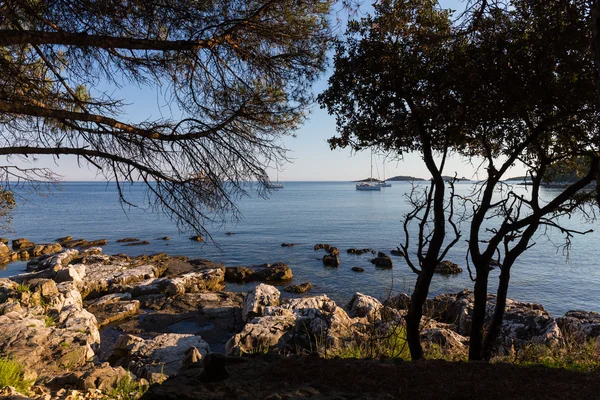 Puesta del sol y yate de lujo en el mar — Foto de Stock