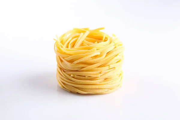 Ninho Macarrão Fettuccine Isolado Fundo Branco — Fotografia de Stock