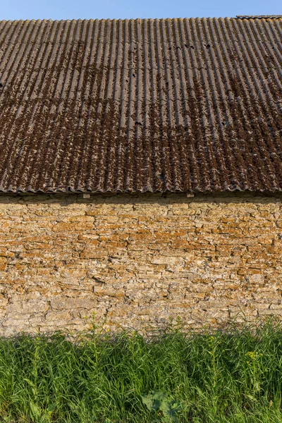 Muro Pietra Con Erba Primo Piano Tramonto — Foto Stock