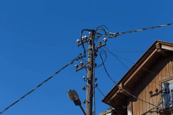 Cables Viejos Poste Eléctrico Sobre Cielo Azul Casa Vieja — Foto de Stock