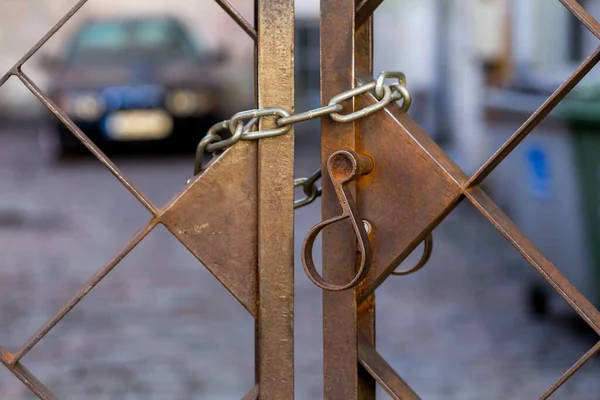 金属栅栏门上的旧生锈的挂锁和铁链 — 图库照片