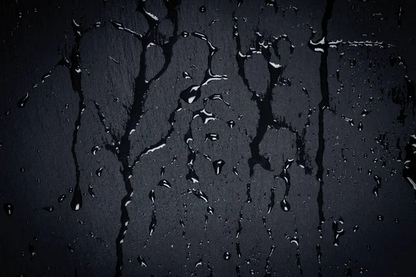 玄武岩或花岗岩深色石面上的水滴 — 图库照片