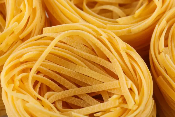 Pasta Italiana Seca Nidos Fettuccine Fondo Abstracto Comida Primer Plano — Foto de Stock