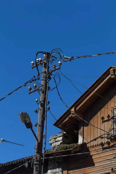 Alte Drähte Strommasten Über Blauem Himmel Und Altem Haus — Stockfoto