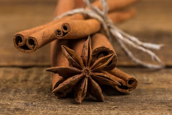 Gros Plan Bâtonnets Cannelle Anis Étoilé Sur Fond Bois Rustique — Photo