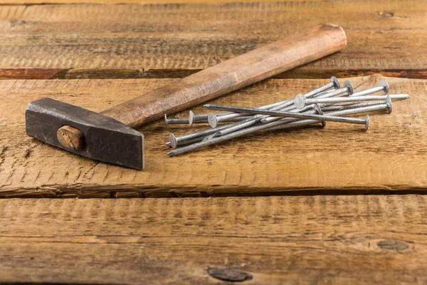 Vintage Gammal Hammare Med Rostiga Naglar Trä Bord Bakgrund — Stockfoto