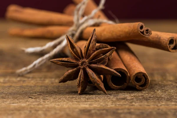 Primer Plano Palos Canela Anís Estrellado Sobre Fondo Madera Rústica — Foto de Stock