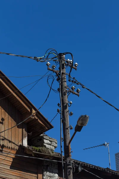 Alte Drähte Strommasten Über Blauem Himmel Und Altem Haus — Stockfoto