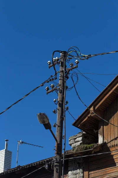 Oude Draden Elektrische Paal Boven Blauwe Hemel Oud Huis — Stockfoto