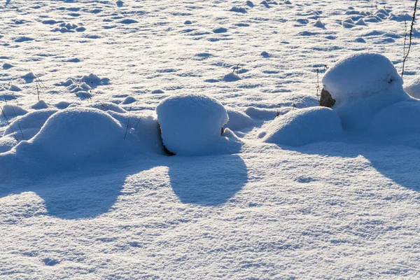 在冬季农村场雪草的石头 — 图库照片