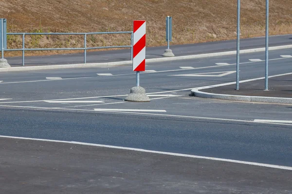 Panneaux routiers à rayures rouges et blanches — Photo