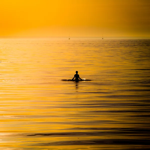夕日の光の中で海の女性 — ストック写真
