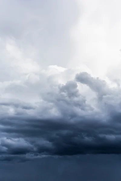 Nubes de tormenta oscura antes de la lluvia — Foto de Stock