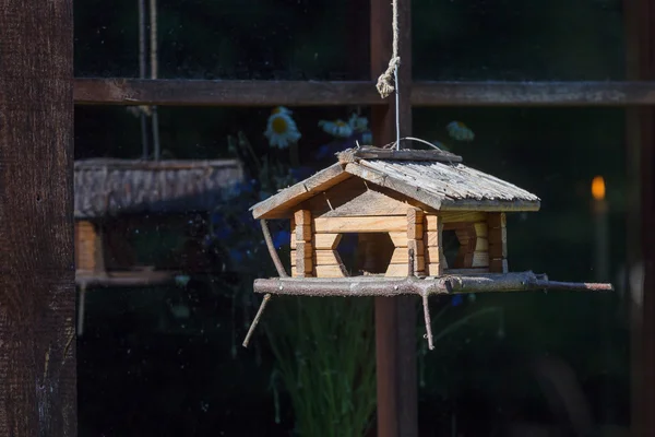 Cabaña artesanal de madera para pájaros. Primer plano — Foto de Stock