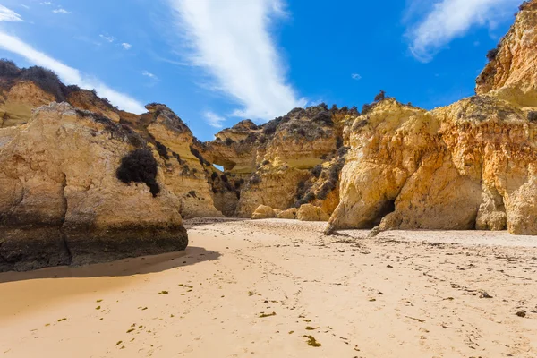 Acantilados rocosos en la costa del océano Atlántico — Foto de Stock