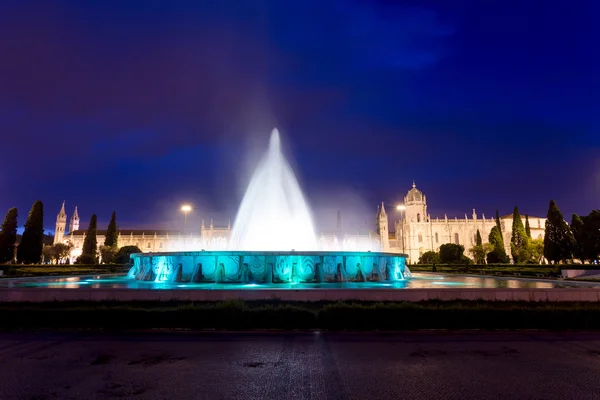 Monasterio de los Jerónimos y fuente en la noche — Foto de Stock