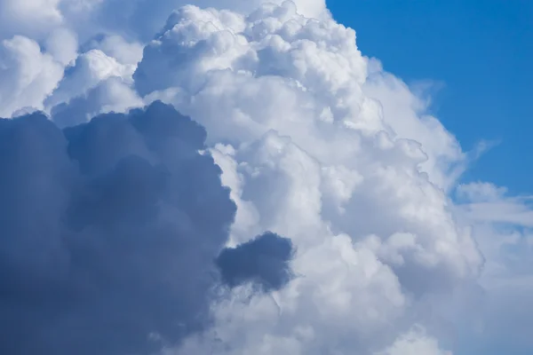 Céu azul com nuvens — Fotografia de Stock