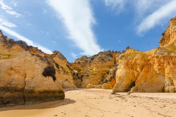 Acantilados rocosos en la costa del océano Atlántico — Foto de Stock