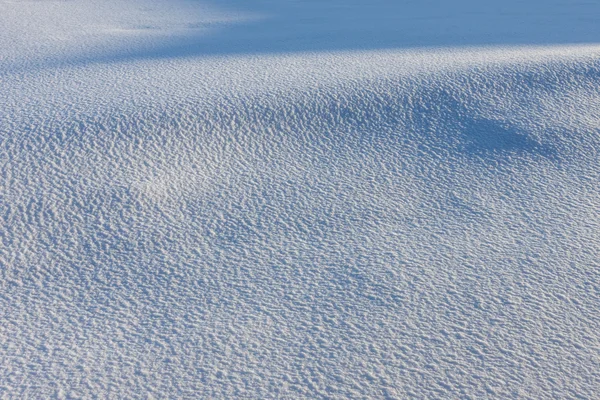 Texture de neige blanche avec des ombres bleues — Photo