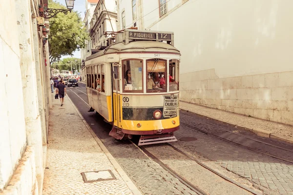 Traditionell gul spårvagn downtown Lissabon — Stockfoto