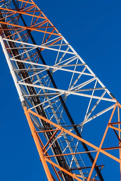 Torre di comunicazione con antenne su cielo blu — Foto Stock