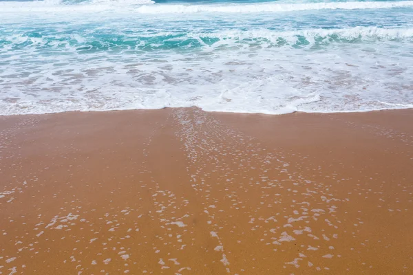 Prachtige mediterrane water lappen op de oever — Stockfoto
