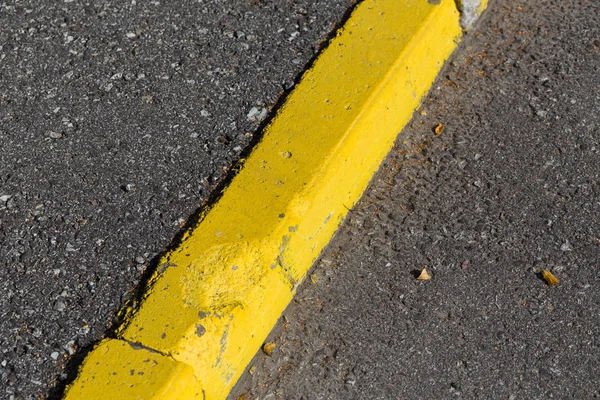 Bordo di pietra marciapiede giallo — Foto Stock