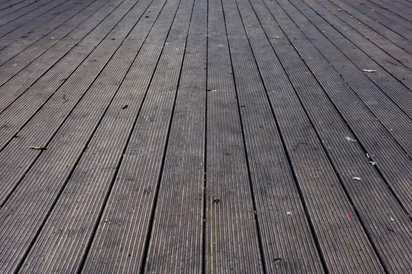 Стареющий серый деревянный пол террасы — стоковое фото