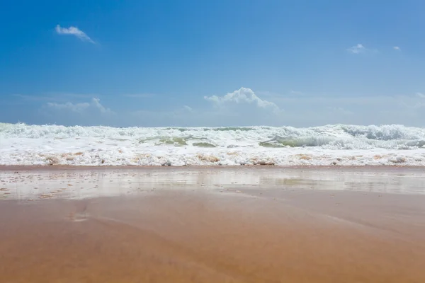 Prachtige mediterrane water lappen op de oever — Stockfoto