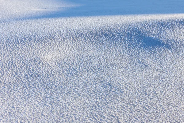 Konsistens av vit snö med blå skuggor — Stockfoto