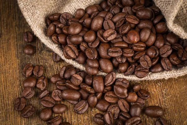 Grunge grãos de café fundo de madeira — Fotografia de Stock