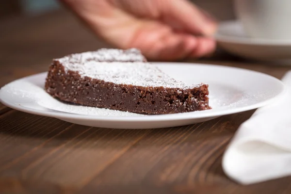 Schokoladenkuchenscheibe auf weißem Teller — Stockfoto