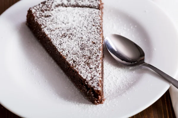 흰색 접시에 초콜릿 케이크 조각 — 스톡 사진