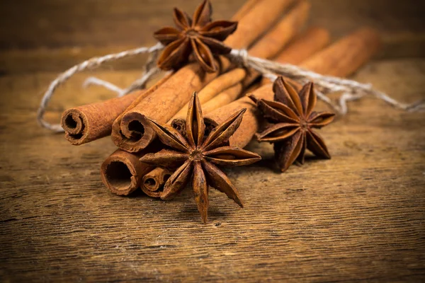 Primer plano de palos de canela y anís estrellado sobre madera — Foto de Stock