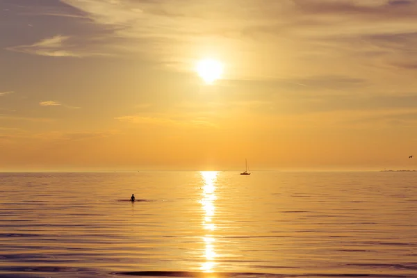 Oceaan jacht en vrouw in zonsondergang licht — Stockfoto