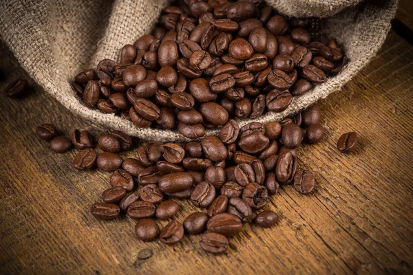 Coffee beans on grunge wooden background — Stock Photo, Image