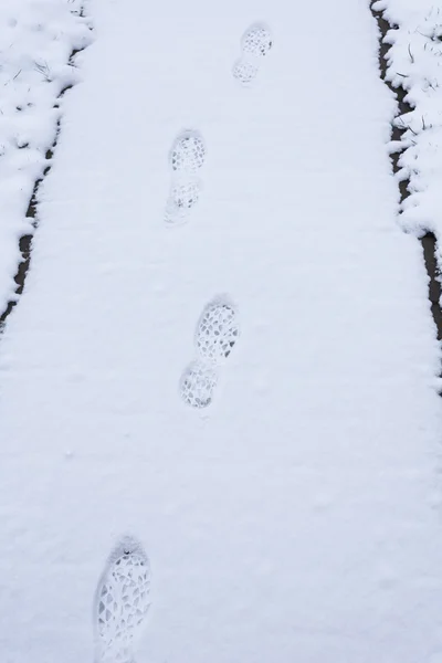 Steg på snö täckta bana — Stockfoto