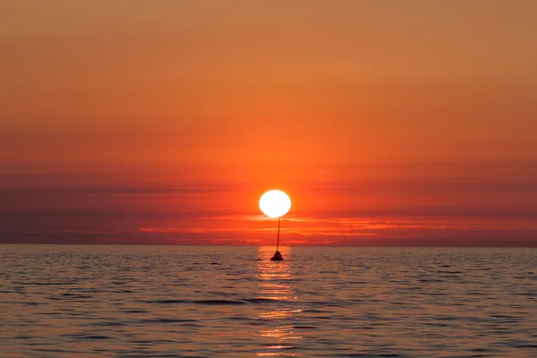 Yacht sailing against sunset. — Stock Photo, Image