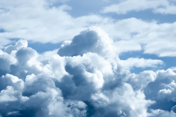 暴风雨的乌云天空背景. — 图库照片