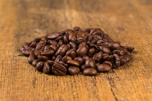 Coffee beans on grunge wooden background — Stock Photo, Image