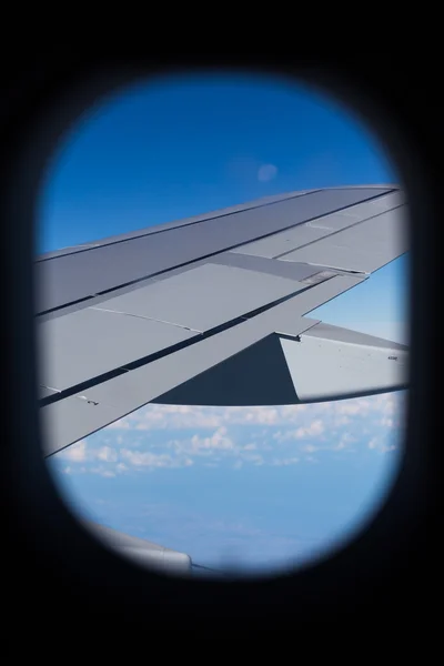 Κοιτώντας έξω από το παράθυρο του αεροπλάνου — Φωτογραφία Αρχείου