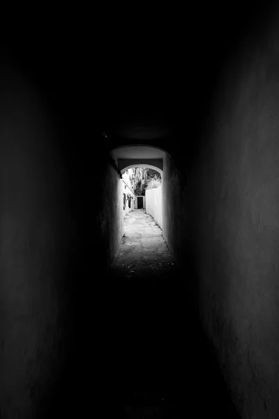Tunel alb-negru — Fotografie, imagine de stoc
