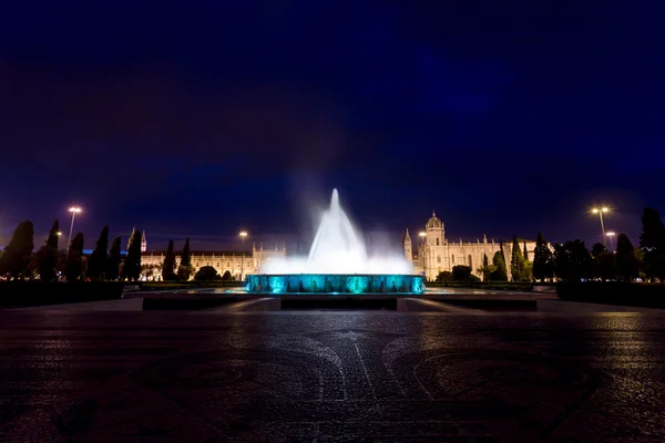 Monasterio de los Jerónimos y fuente en la noche — Foto de Stock