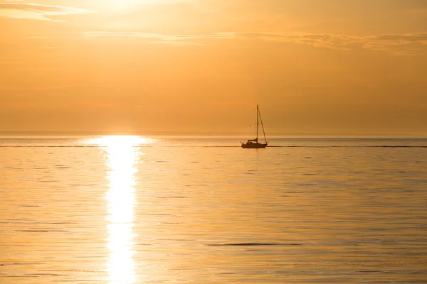 Yacht silhuett i solnedgången ljus — Stockfoto