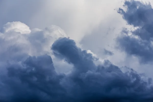 Donkere storm wolken voor regen — Stockfoto