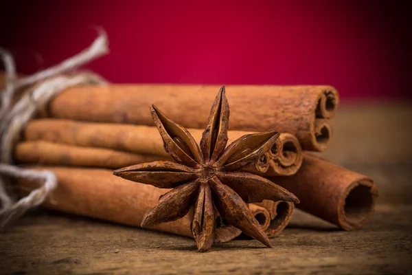 Primer plano de palos de canela y anís estrellado sobre madera — Foto de Stock