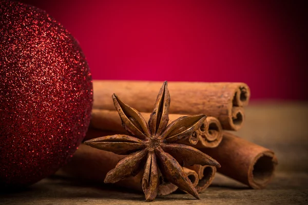 Close up of cinnamon sticks and star anise on wood — Stock Photo, Image