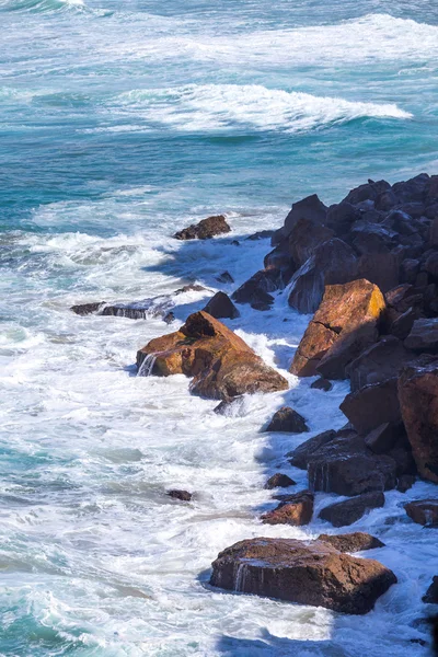 Agua, olas y rocas — Foto de Stock
